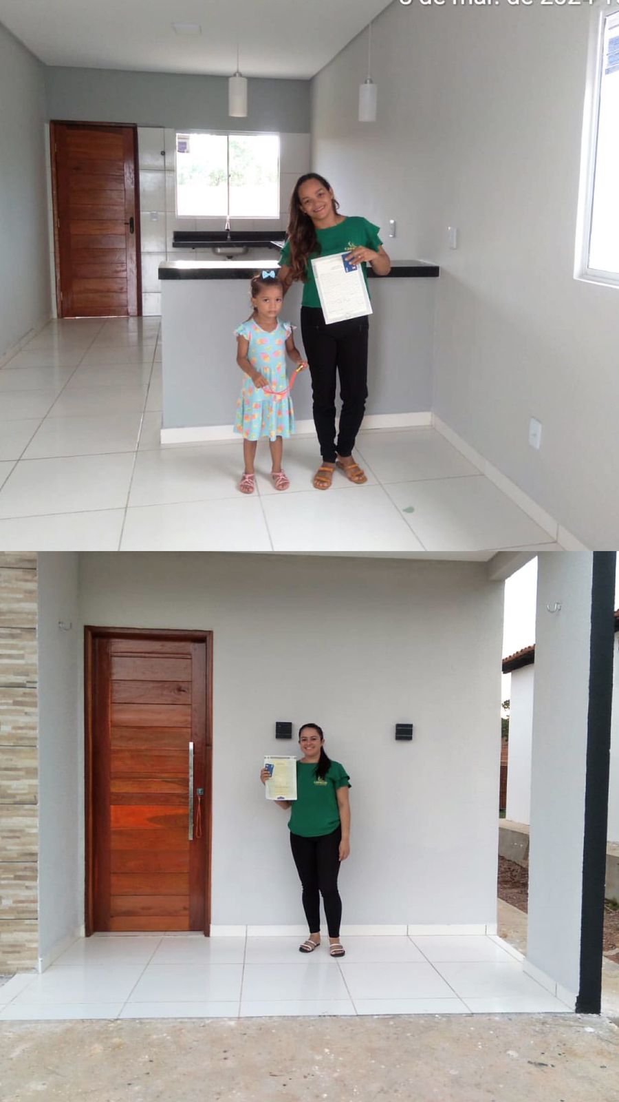 Cliente com filha recebendo a casa pela Executar Engenharia